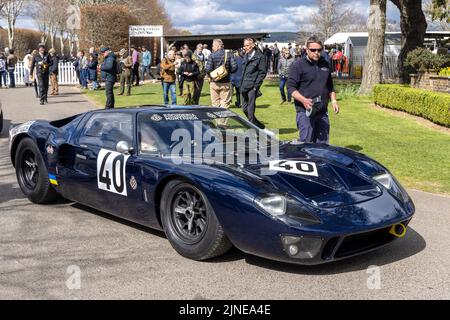 Le 1966 Gord GT40 de Joachin Folch-Rusinol passe dans le paddock avant la course du Trophée Surtees à la réunion des membres de Goodwood 79th, Sussex, Royaume-Uni. Banque D'Images