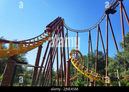 Plailly, France - 10 août 2022 : Goudurix est une montagne de montagnes russes en acier située dans le Parc Astérix, un parc à thème français basé sur la série de bandes dessinées AS Banque D'Images