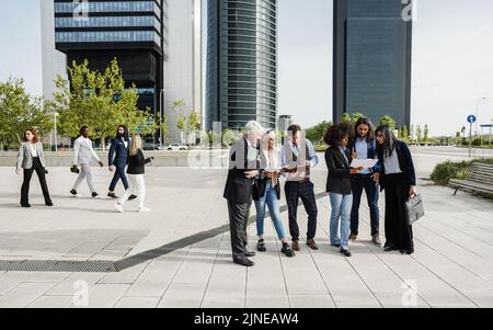 Personnes d'affaires multiethniques travaillant à l'extérieur de l'immeuble de bureaux - Focus sur le visage de fille arabe Banque D'Images