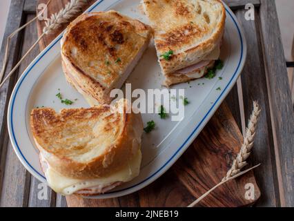 Assiette avec sandwichs. Faire frire la baguette avec du jambon et du fromage Banque D'Images