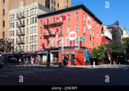 12th Street Ale House, 192 2nd Ave, New York, NYC photo du bar au coin du bâtiment 303 E 12th St Pig dans l'East Village de Manhattan Banque D'Images