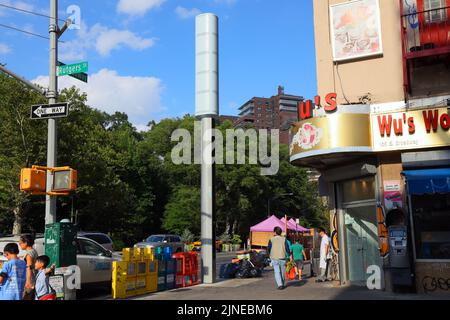 Un kiosque Wifi LinkNYC Link5G 5G à Manhattan Chinatown, New York. Les gigantesques smartpôles de 32 pieds remplacent les anciens kiosques Wi-fi LinkNYC 4G sous un nouveau ... Banque D'Images