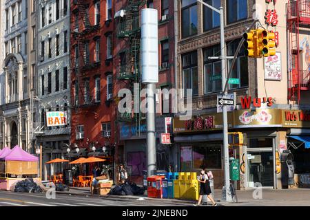 Un kiosque Wifi LinkNYC Link5G 5G à Manhattan Chinatown, New York. Les gigantesques smartpôles de 32 pieds remplacent les anciens kiosques Wi-fi LinkNYC 4G sous un nouveau ... Banque D'Images