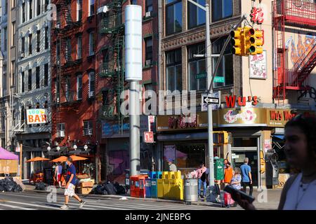 Un kiosque Wifi LinkNYC Link5G 5G à Manhattan Chinatown, New York. Les gigantesques smartpôles de 32 pieds remplacent les anciens kiosques Wi-fi LinkNYC 4G sous un nouveau ... Banque D'Images