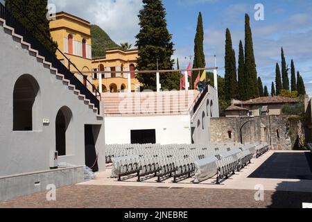 La Vittoriale degli Italiani a été conçue par Gabriele d'Annunzio. C'est un complexe de bâtiments, de rues, de places, d'un théâtre en plein air et de jardins. Banque D'Images