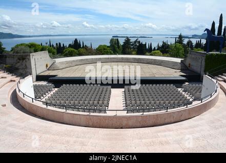 La Vittoriale degli Italiani a été conçue par Gabriele d'Annunzio. C'est un complexe de bâtiments, de rues, de places, d'un théâtre en plein air et de jardins. Banque D'Images