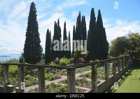 La Vittoriale degli Italiani a été conçue par Gabriele d'Annunzio. C'est un complexe de bâtiments, de rues, de places, d'un théâtre en plein air et de jardins. Banque D'Images