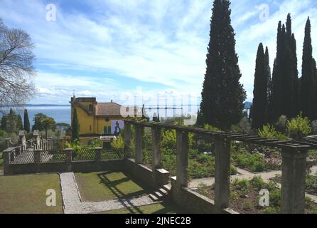 La Vittoriale degli Italiani a été conçue par Gabriele d'Annunzio. C'est un complexe de bâtiments, de rues, de places, d'un théâtre en plein air Banque D'Images