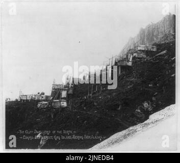 La falaise des taudis du nord. Règlement Eskimo, King Island, Mer de Béring, en Alaska Banque D'Images