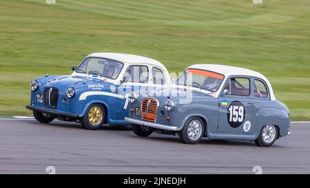 1955 et 1957 Austin A30 Academy pilotes de Jason Stanly et Charles Knill-Jones pendant la course de la coupe Sowith à Goodwood 79MM, Sussex, Royaume-Uni. Banque D'Images