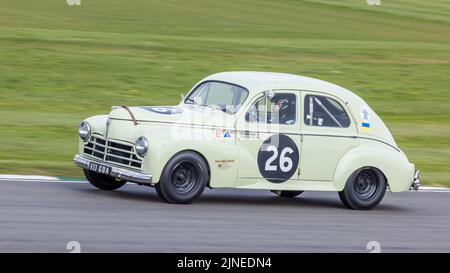 1955 Peugeot 203 avec le pilote Bryn Griffiths lors de la course de la coupe Sopwith à la réunion des membres de Goodwood 79th, Sussex, Royaume-Uni. Banque D'Images