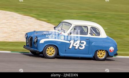 1955 Austin A30 Academy avec le pilote Jason Stanley lors de la course de la coupe Sowith à la réunion des membres de Goodwood 79th, Sussex, Royaume-Uni. Banque D'Images