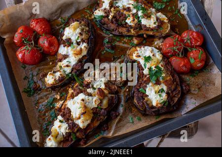 Aubergines farcies au bœuf haché et au fromage feta sur une plaque à pâtisserie Banque D'Images