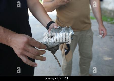 Non exclusif: KHARKIV, UKRAINE - 10 AOÛT 2022 - les fragments de missiles russes sont stockés dans un entrepôt à Kharkiv, dans le nord-est de l'Ukraine. Ceci Banque D'Images