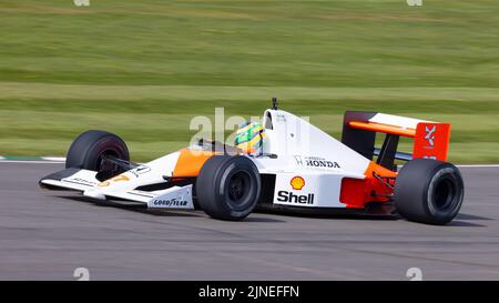 Voiture McLaren-Honda 1991 MP4/6 F1 avec conducteur Bruno Senna à la réunion des membres 79th, Goodwood, Sussex, Royaume-Uni. Banque D'Images