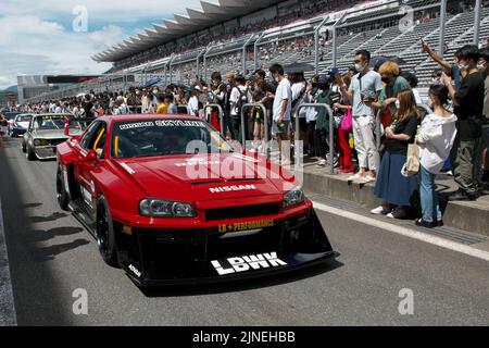 Oyama, Japon. 11th août 2022. Les voitures personnalisées des participants sont vues courir pendant la « FUELFEST JAPAN 2022 » au circuit international de Fuji à Shizuoka-Préfecture, Japon jeudi, 11 août 2022. Photo par Keizo Mori/UPI crédit: UPI/Alay Live News Banque D'Images