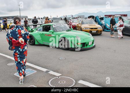 Oyama, Japon. 11th août 2022. Les voitures personnalisées des participants sont garées jeudi, à 11 août 2022, au cours de la « FUELFEST JAPAN 2022 », sur le circuit international de Fuji, dans la préfecture de Shizuoka, au Japon. Photo par Keizo Mori/UPI crédit: UPI/Alay Live News Banque D'Images