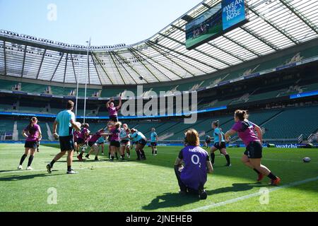 Les joueurs d'Angleterre pratiquent une ligne lors d'une séance d'entraînement ouverte au stade de Twickenham, à Londres. Date de la photo: Jeudi 11 août 2022. Banque D'Images