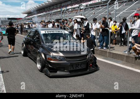 Oyama, Japon. 11th août 2022. Les voitures personnalisées des participants sont vues courir pendant la « FUELFEST JAPAN 2022 » au circuit international de Fuji à Shizuoka-Préfecture, Japon jeudi, 11 août 2022. Photo par Keizo Mori/UPI crédit: UPI/Alay Live News Banque D'Images