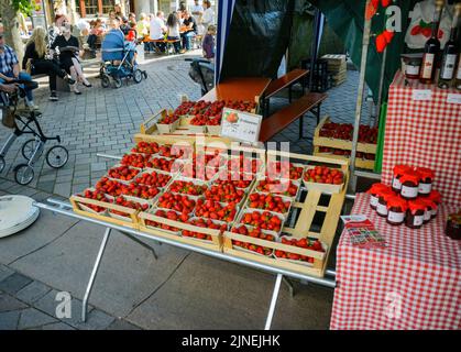 Oberkirch, allemagne - 27 mai 2022: Marché aux stands de fraises au festival annuel dans la ville médiévale de Bade-Wurtemberg visiteurs en arrière-plan Banque D'Images