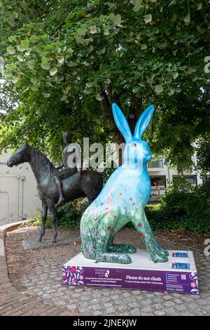 Hres of Hampshire Art Trail Une promenade sauvage sur le lièvre Downs près de la sculpture Horse and Rider Banque D'Images