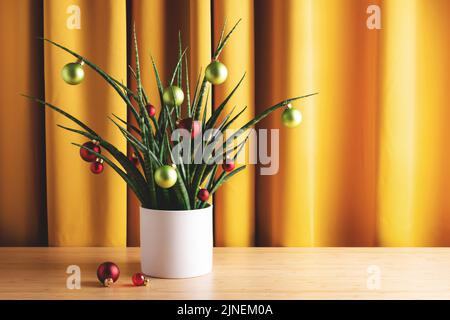 Maison Evergreen décorée de boules d'arbre de Noël dans l'intérieur de la maison. L'esprit des fêtes est encore vivant avec l'espace de copie. Banque D'Images