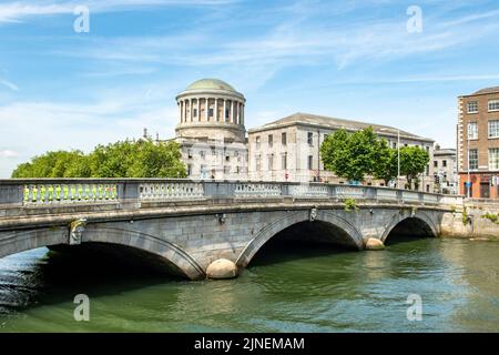 O'Donovan Rossa Bridge et four courts Building, Dublin, Irlande Banque D'Images