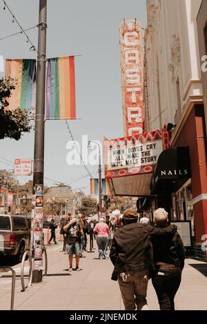 Personnes marchant à l'extérieur du théâtre dans le quartier de Castro, célèbre pour sa culture LGBTQ. Photo prise 24 juin 2022 à San Francisco, Californie, États-Unis Banque D'Images