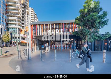 L'entrée de Gibbons Street à la gare intérieure de Sydney, Redfern en Australie, a été rénovée et améliorée en 2018 Banque D'Images