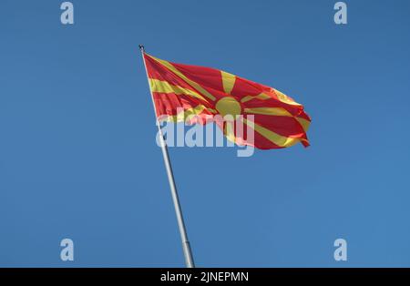 Le drapeau de la Macédoine du Nord sur le ciel Banque D'Images