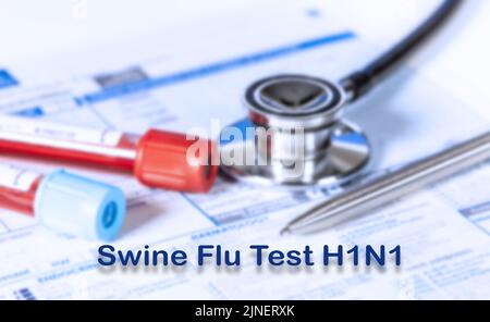 Test de la grippe porcine Test de la grippe H1N1 concept médical. Liste de contrôle des tests médicaux avec texte et stéthoscope Banque D'Images