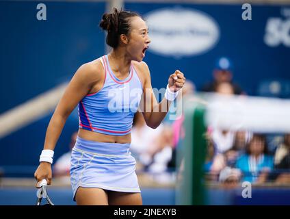 Qinwen Zheng, de la Chine, en action contre Rebecca Marino, du Canada, lors de la première ronde du 1000 tournoi de tennis ouvert de la Banque nationale 2022 sur 9 août 2022 à Toronto, Canada - photo : Rob Prange/DPPI/LiveMedia Banque D'Images