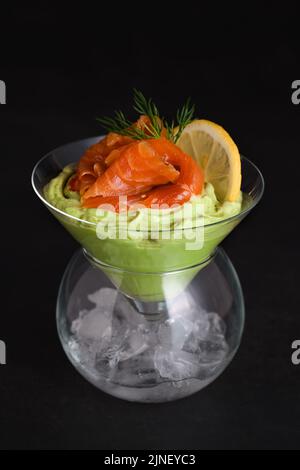 Le goût est une combinaison de pulpe d'avocat avec une texture délicate de crème de fromage doux et de saumon, avec l'ajout d'aneth et une tranche de citron. Service Banque D'Images