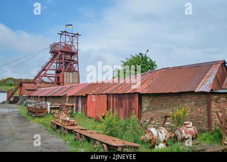 La vue de la tour principale de bobinage en acier, utilisée pour l'ascenseur qui emmène les mineurs jusqu'au creusage. Au musée national du charbon Big Pit de Pontypool, W Banque D'Images