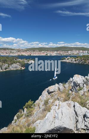 Voiliers à Saint-Antoine Channel et la ville de Sibenik dans le centre de Dalmatie, Croatie. Tourisme, voyage, été. Banque D'Images