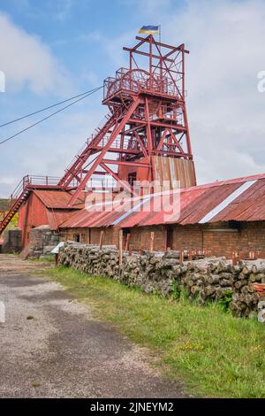 La vue de la tour principale de bobinage en acier, utilisée pour l'ascenseur qui emmène les mineurs jusqu'au creusage. Au musée national du charbon Big Pit de Pontypool, W Banque D'Images