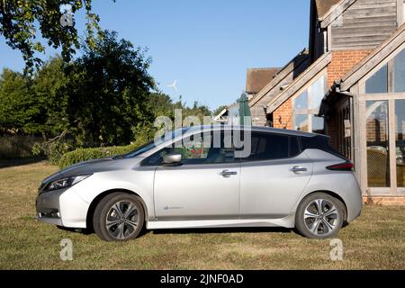 Voiture électrique Nissan Leaf e-connecta EV gris métallisé garée à l'extérieur d'ecohouse Cotswolds Royaume-Uni Banque D'Images