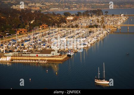 Les voiliers, les yachts et les bateaux de plaisance peuplent le magnifique port et le port de plaisance de Dana point dans le sud de la Californie lors d'une belle journée ensoleillée Banque D'Images