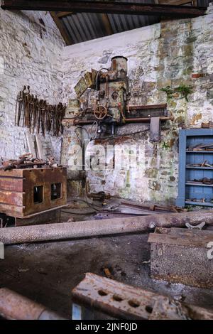 L'une des machines-outils utilisées dans l'atelier Black smith. Au Big Pit National Coal Museum à Pontypool, pays de Galles, Royaume-Uni. Banque D'Images