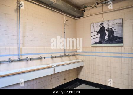 Grands, communaux, éviers carrelés de bac, pour les mineurs à utiliser pour se laver les mains, les bras avant d'entrer dans le casier, la zone de changement. Au Big Pit National Coal M. Banque D'Images