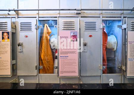 Les casiers en métal argenté, utilisés par les mineurs pour changer les vêtements de la rue. Certains casiers contiennent maintenant de petites histoires de travail personnelles de divers min Banque D'Images