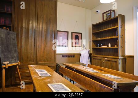 Une récréation interactive d'une école typique de l'époque victorienne avec tableau noir et bureaux en bois. Au Centre du patrimoine mondial de Blaenavon, Banque D'Images