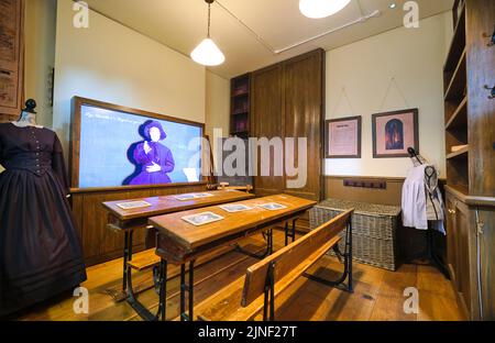 Une récréation interactive d'une école typique de l'époque victorienne avec tableau noir et bureaux en bois. Au Centre du patrimoine mondial de Blaenavon, Banque D'Images