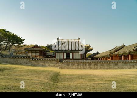 Palais traditionnel coréen Changgyeonggung de l'époque Joseon tourné de l'arrière-cour avec un ciel bleu clair Banque D'Images