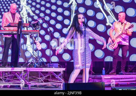 Huelva, Espagne - 1 août 2022: La chanteuse Alaska (Olvido Gara Jova) avec le groupe Fangoria dans un concert au festival colombien de Huelva Banque D'Images