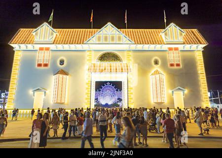 Huelva, Espagne - 1 août 2022 : porte illuminée pour les festivités Colombine 2022, qui recrée l'une des 274 maisons de la Reina Victoria nei Banque D'Images