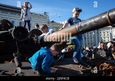 Kiev, Ukraine. 29th mai 2022. Des enfants jouent sur un char russe détruit lors d'une exposition montrant du matériel militaire russe détruit lors de l'invasion de l'Ukraine par la Russie dans le centre de Kiev. En 24 février 2022, les troupes russes sont entrées en territoire ukrainien, ce qui a provoqué un conflit qui a provoqué la destruction et une crise humanitaire. (Credit image: © Oleksii Chumachenko/SOPA Images via ZUMA Press Wire) Banque D'Images