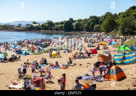 Aberdour, Écosse. 11 août 2022. Les Fifers affluent vers la célèbre plage de Silver Sands alors que les températures montent en flèche en Écosse. © Richard Newton / Alamy Live News Banque D'Images