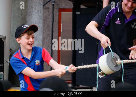 Brisbane, Australie. 11th août 2022. Les membres de la troupe de démonstration scientifique de l'Université du Queensland présentent des expériences en direct à un public d'élèves et de personnes dans le Queen Street Mall de Brisbane le 11 août 2022. Des expériences en direct et des expositions de spécimens de musée ont été réalisées dans le Queen Street Mall de Brisbane pour le lancement de la semaine nationale de la science. La semaine nationale de la science a été créée en 1997 pour reconnaître les contributions des scientifiques et de la technologie australiennes. (Photo de Joshua Prieto/Sipa USA) crédit: SIPA USA/Alay Live News Banque D'Images