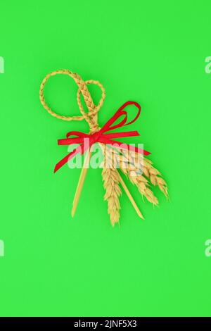 Symbole de la fertilité païenne de la poupée de l'huche de maïs pour une récolte réussie. Objet traditionnel tressé de paille naturelle utilisé dans l'agriculture européenne à l'ancienne. Banque D'Images